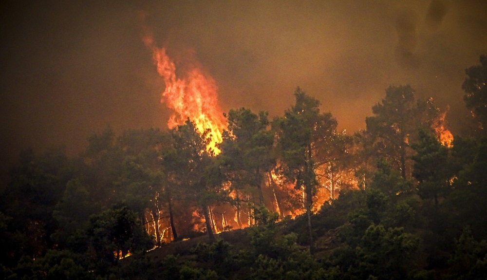 Pas zjarreve masive, Greqia perfshihet nga permbytjet dhe rreshqitjet e tokes